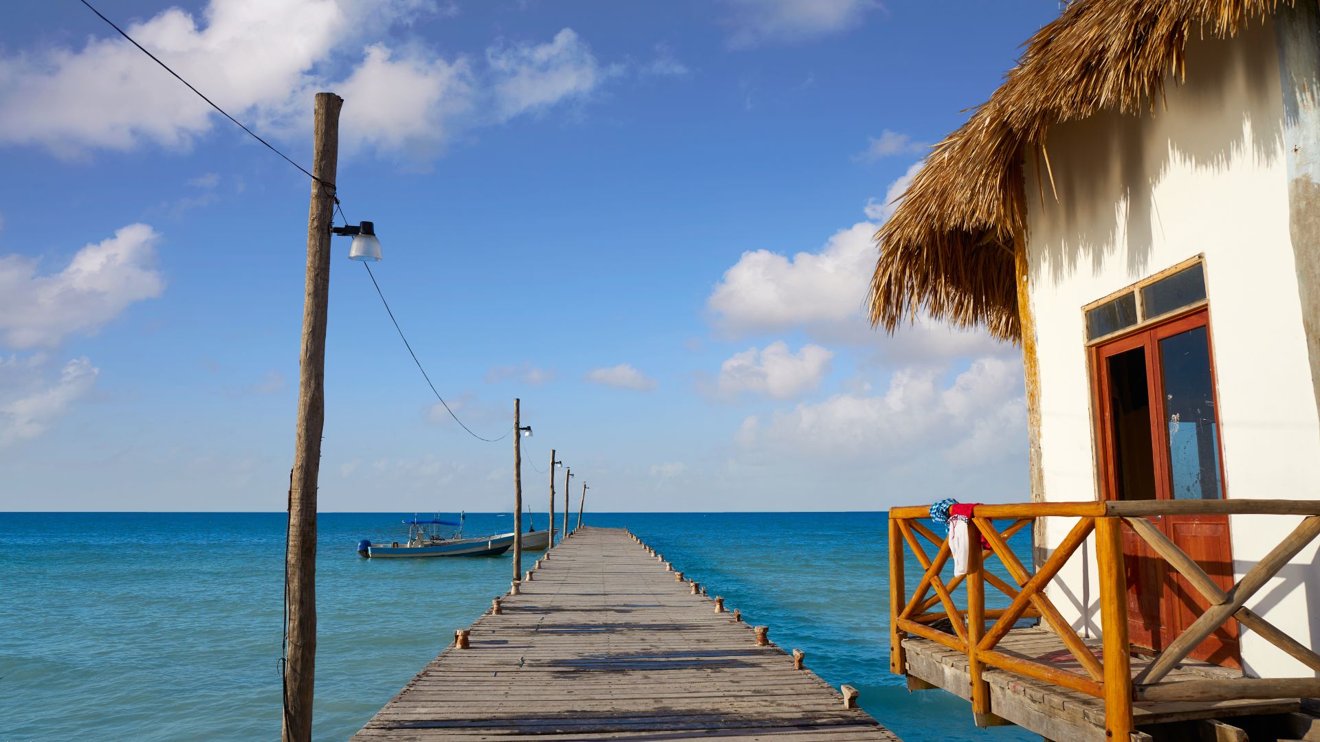 Cabañas y palmeras frente al mar en Isla Holbox