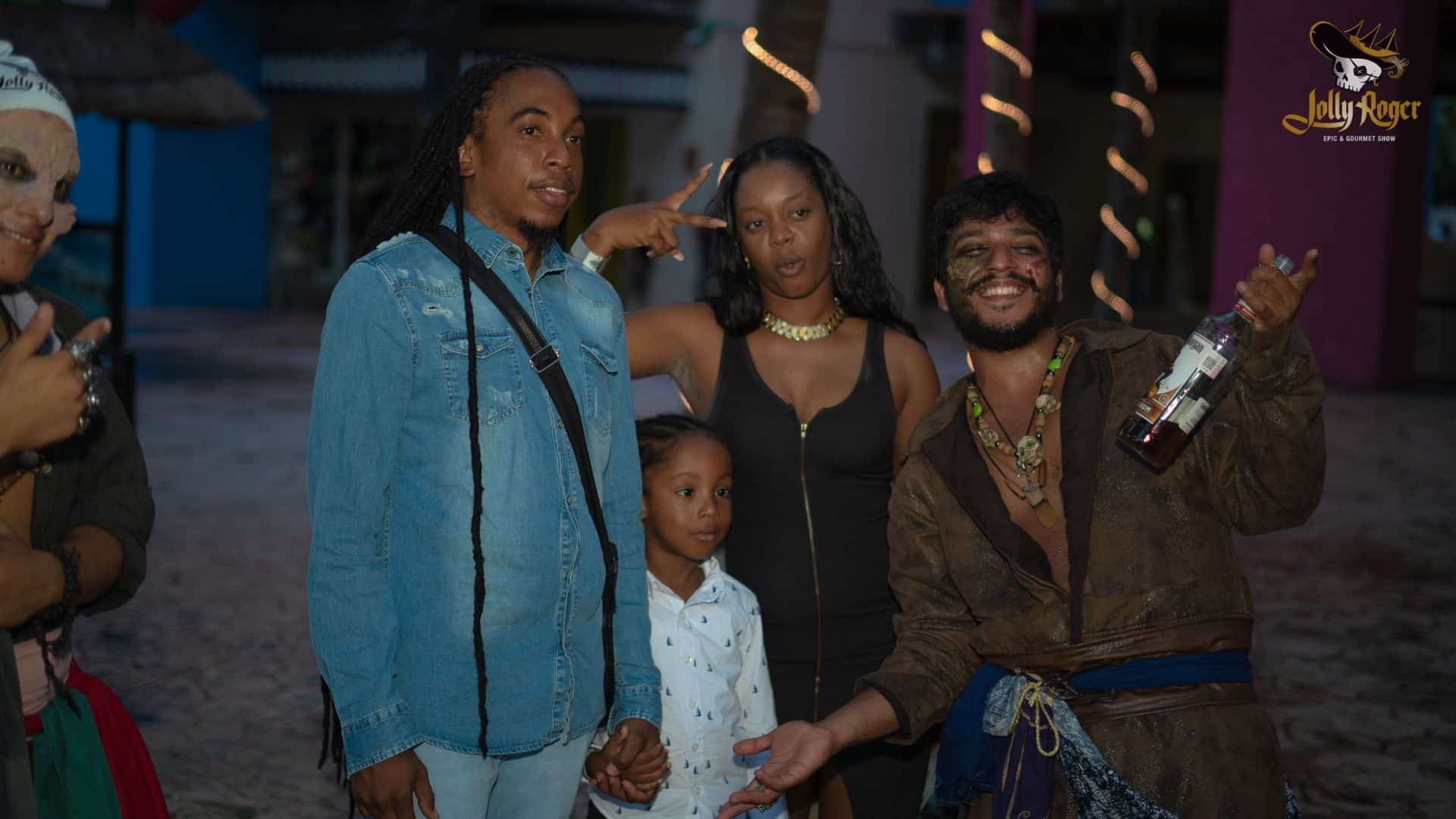 Familia disfrutando del espectáculo en el barco