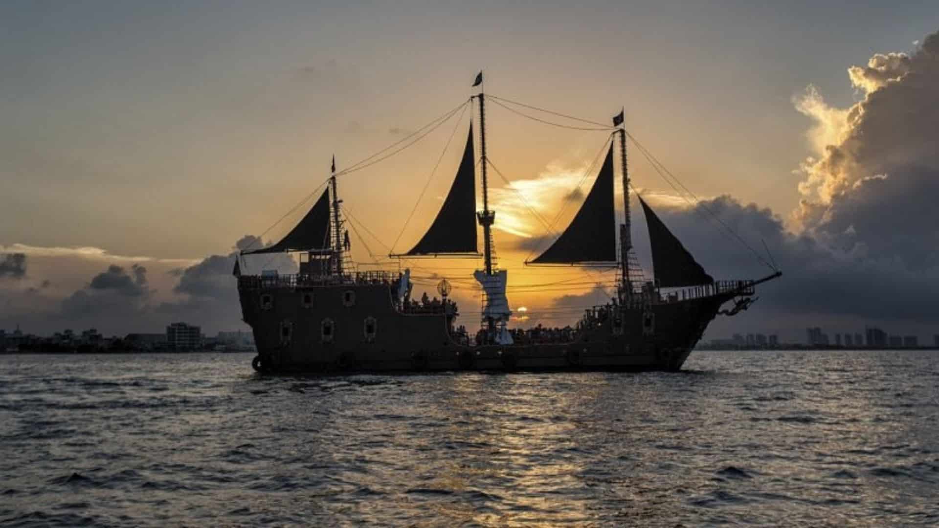 Barco Pirata Cancún navegando en el mar Caribe