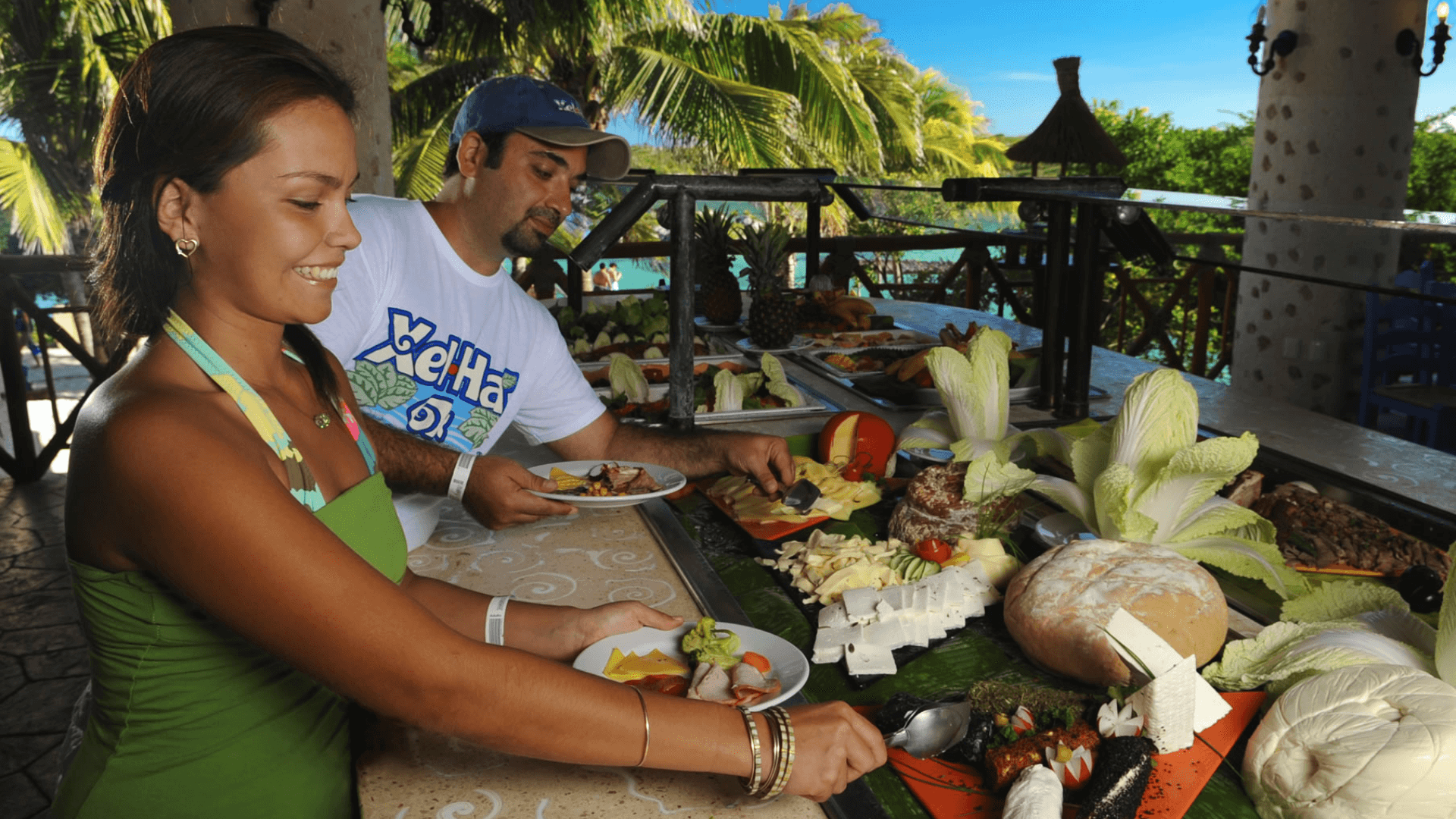 Grupo de turistas disfrutando de un desayuno buffet en Xel-Há.