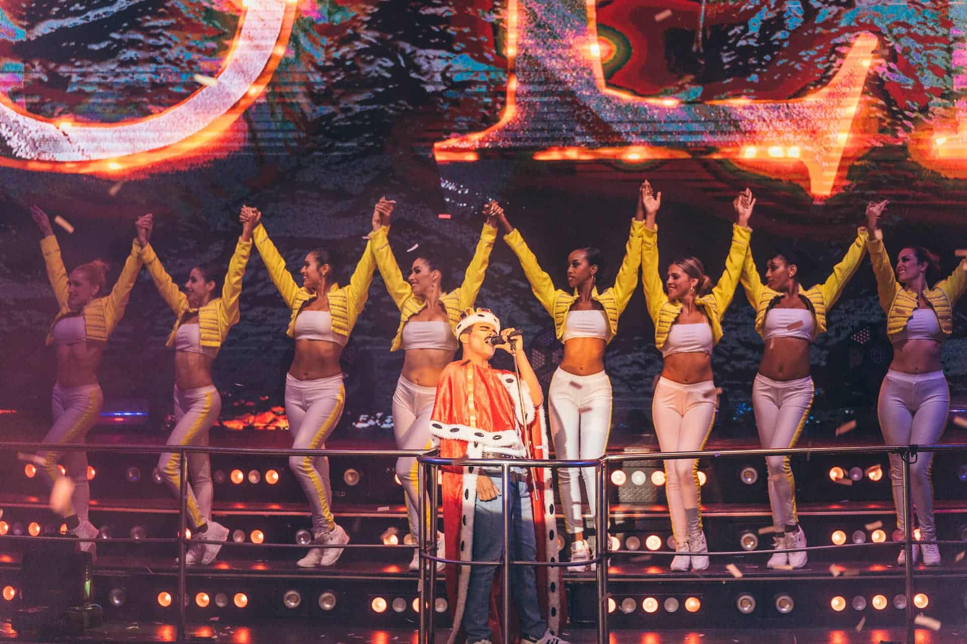 Público disfrutando de una noche en Coco Bongo Cancún.