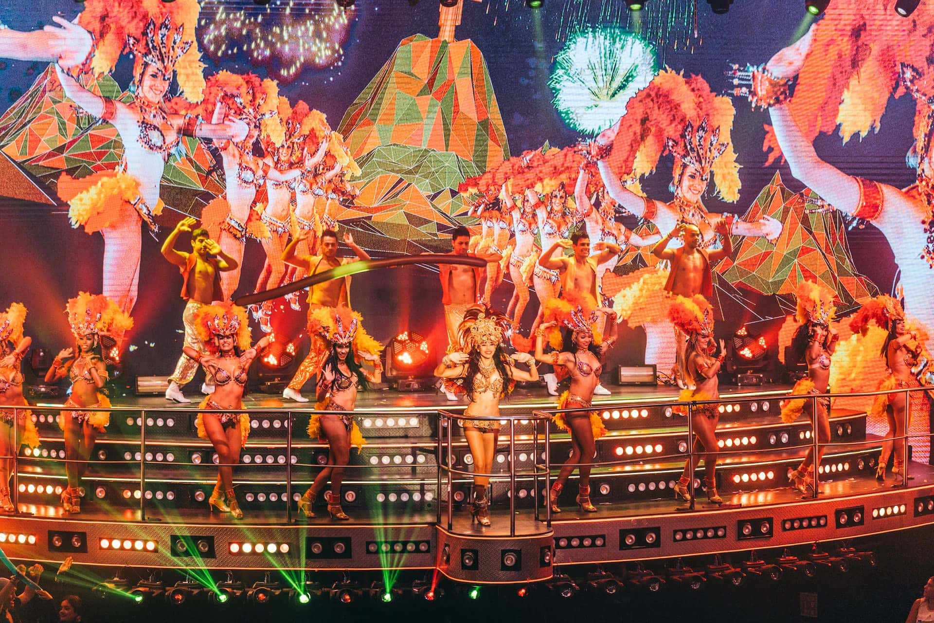 Vista del espectáculo acrobático en Coco Bongo Cancún.