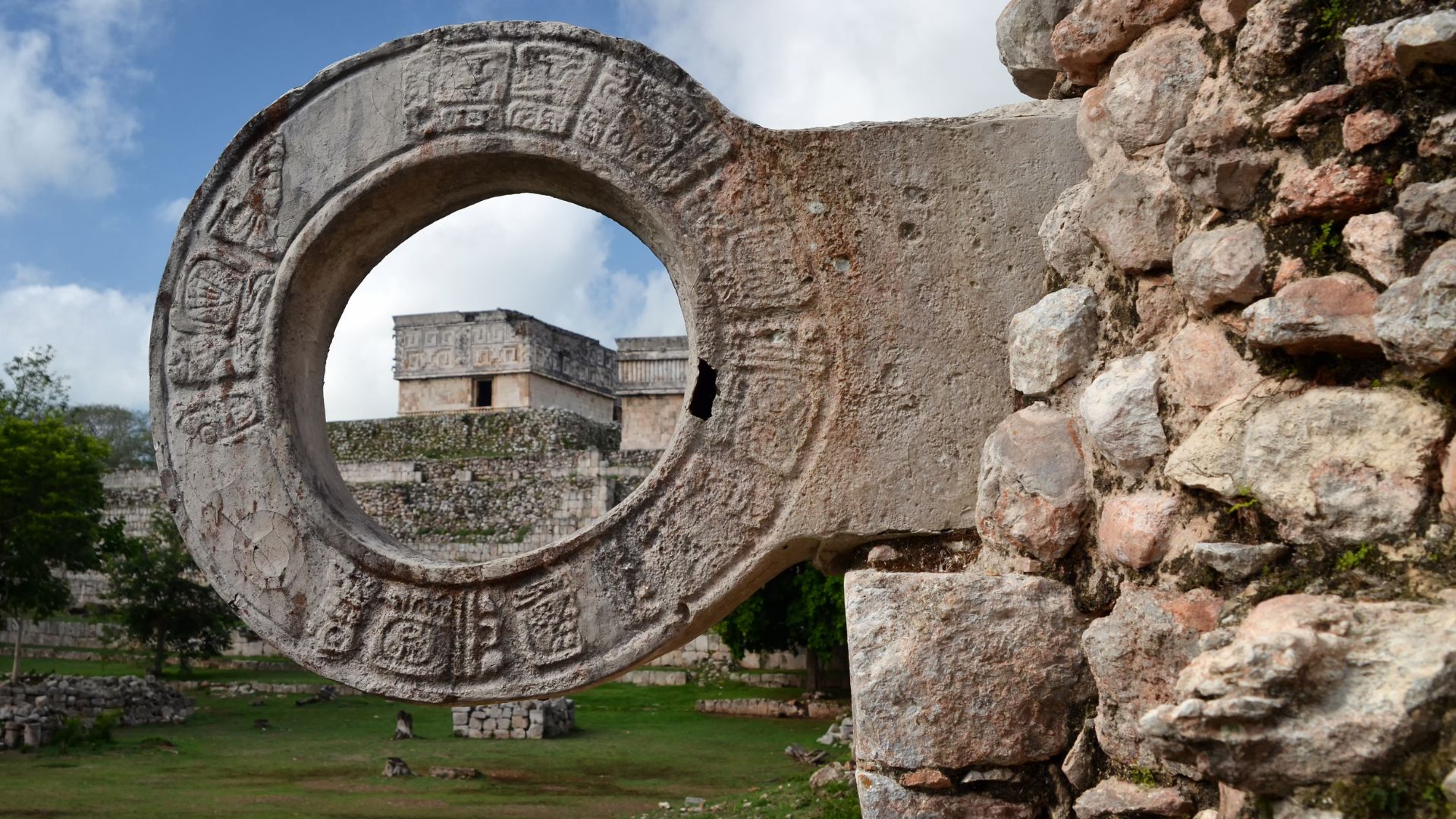 Turistas explorando las ruinas mayas en Chichén Itzá.