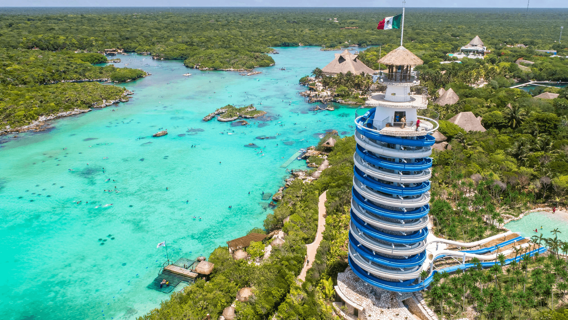 Vista aérea de la laguna cristalina en Xel-Há Todo Incluido.