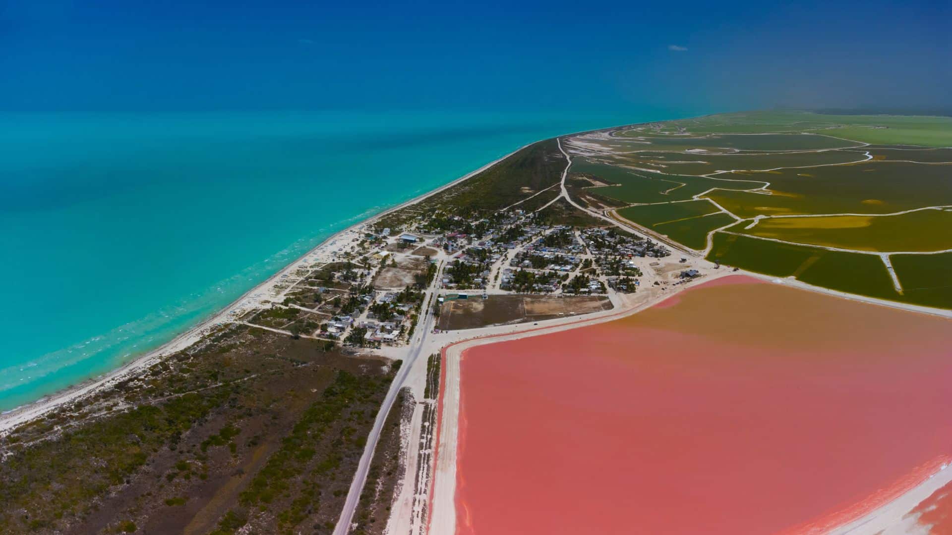 Vista aérea de las lagunas rosadas de Las Coloradas, Yucatá