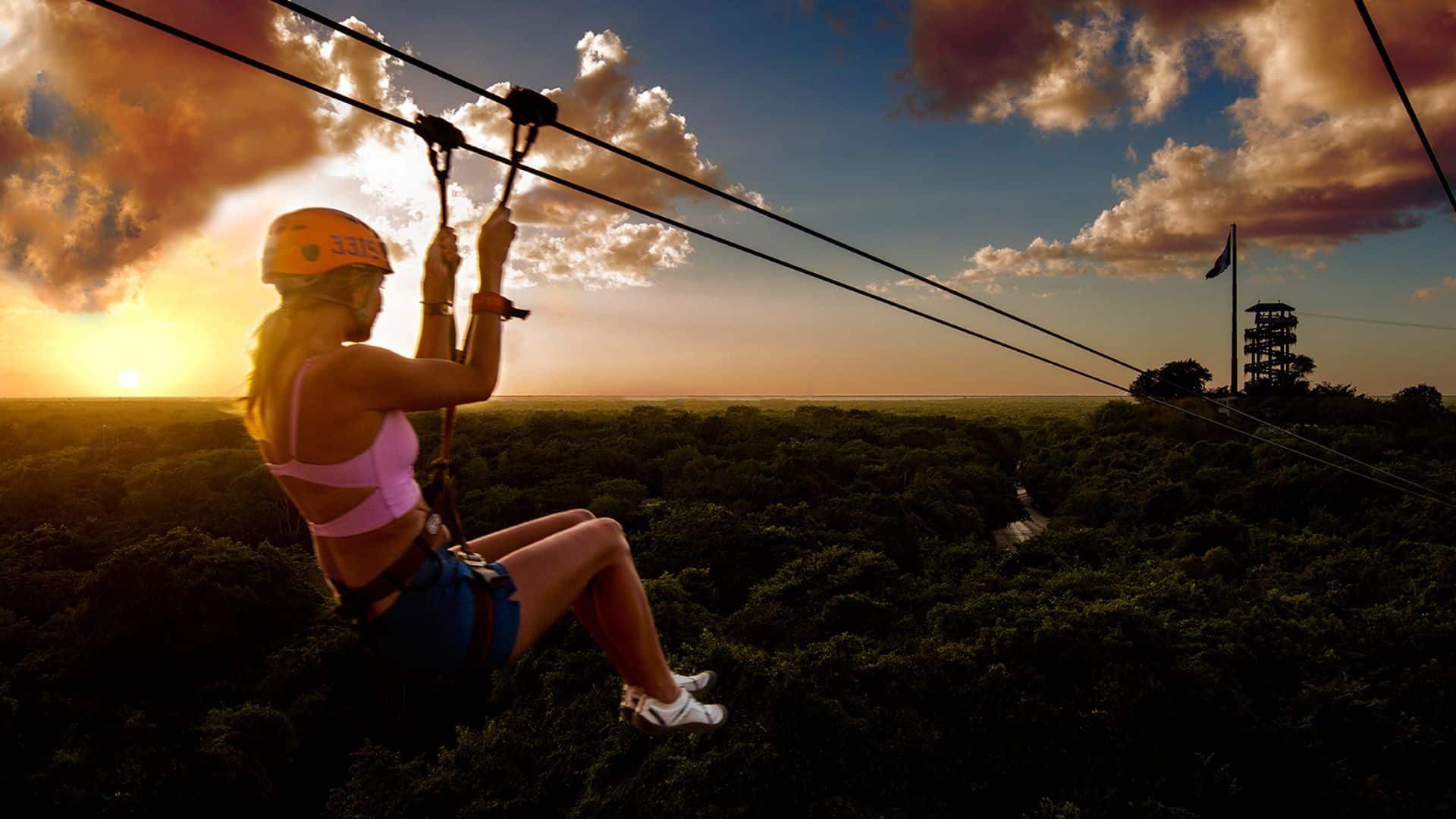 Exploradores disfrutando de las actividades nocturnas en Xplor Fuego